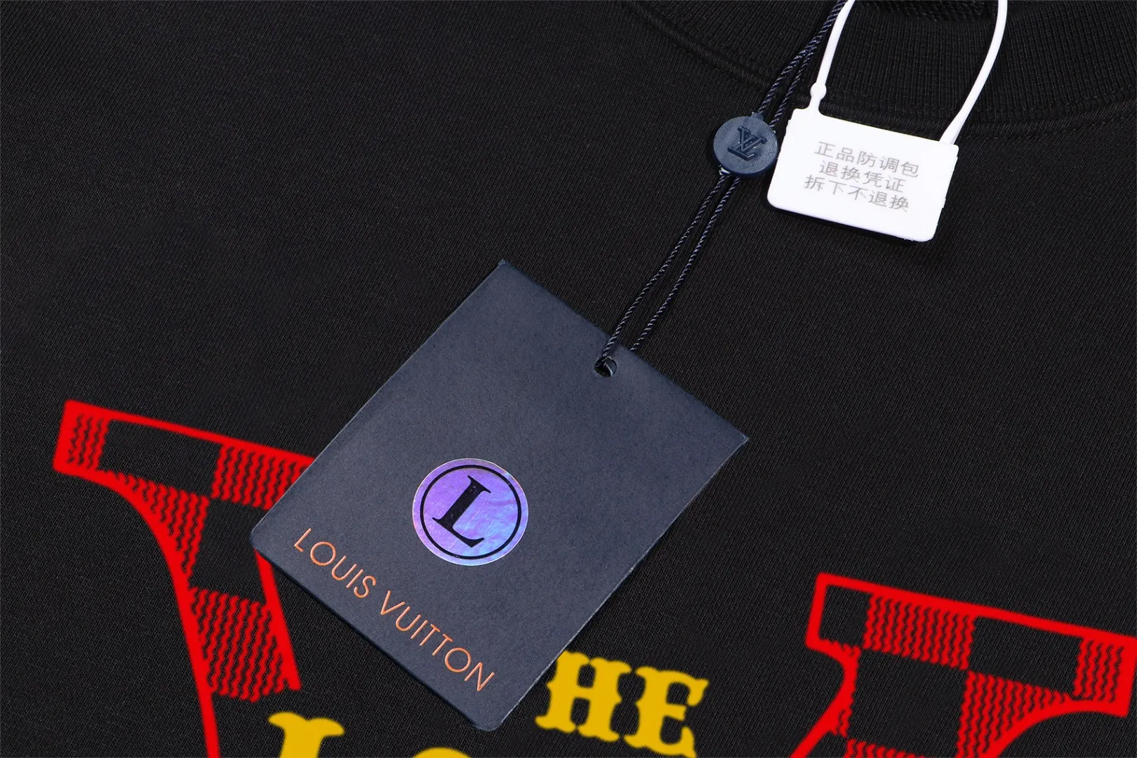 🅿️250 hot style on the shelves🔥❗ 💫〖Louis Vuitton LV〗 Fashionable round neck sweatshirt, casually matched with various styles, it is perfectly handsome😎The whole dress is made of double waistcoats, which makes the whole dress more three-dimensional. Not ordinary factories can do such fine work. The 2025 spring style counters are on sale, exquisite round neck terry sweatshirt, high-end double-strand pure cotton Customized drawstring ribs are dyed in the same vat and are complete with three standards. The chest craftsmanship adopts a simple and elegant pattern on the chest, which is easy to control for any age group! Fit and comfortable! Customized thickened 440g terry sweatshirt fabric, soft and comfortable to the touch, with a three-dimensional shape! 🙌🏻 It’s also very breathable, so it’s a versatile style that can be worn with any outfit! ✔Color: Black White Apricot Size: S M L XL 2XL